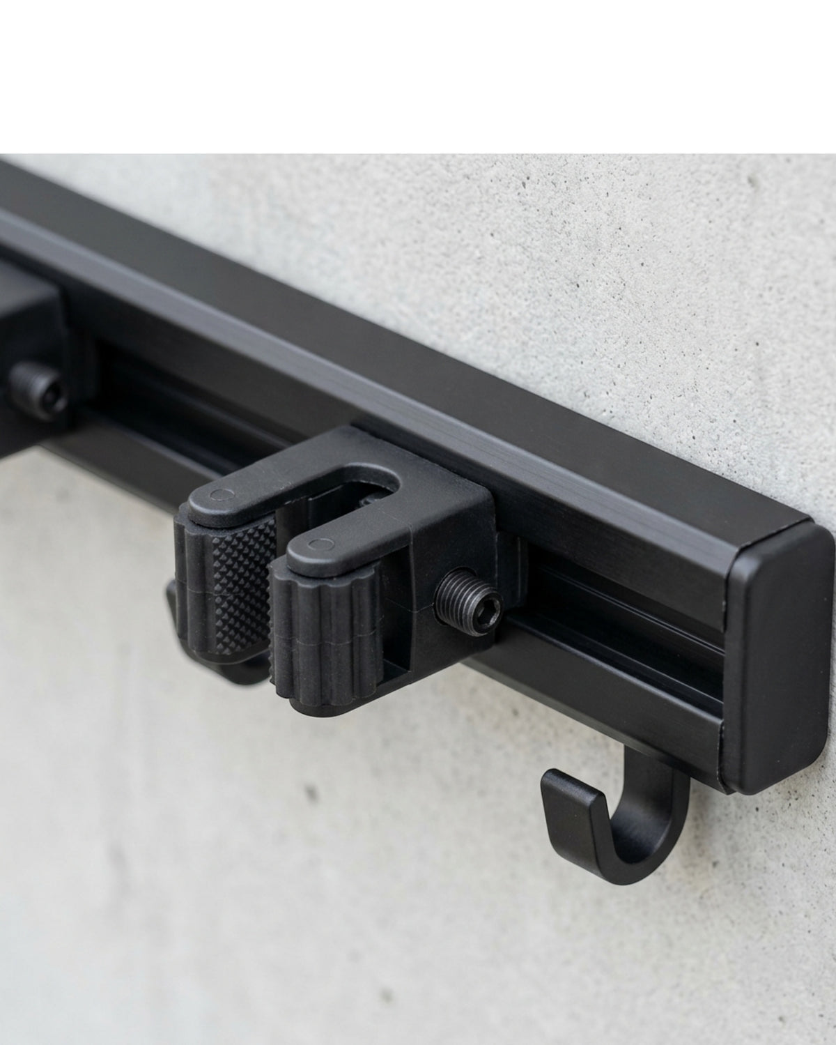 Vurda Aluminum Slide Rail Three Grips Four Hooks Matte Black 42 cm - Detail view