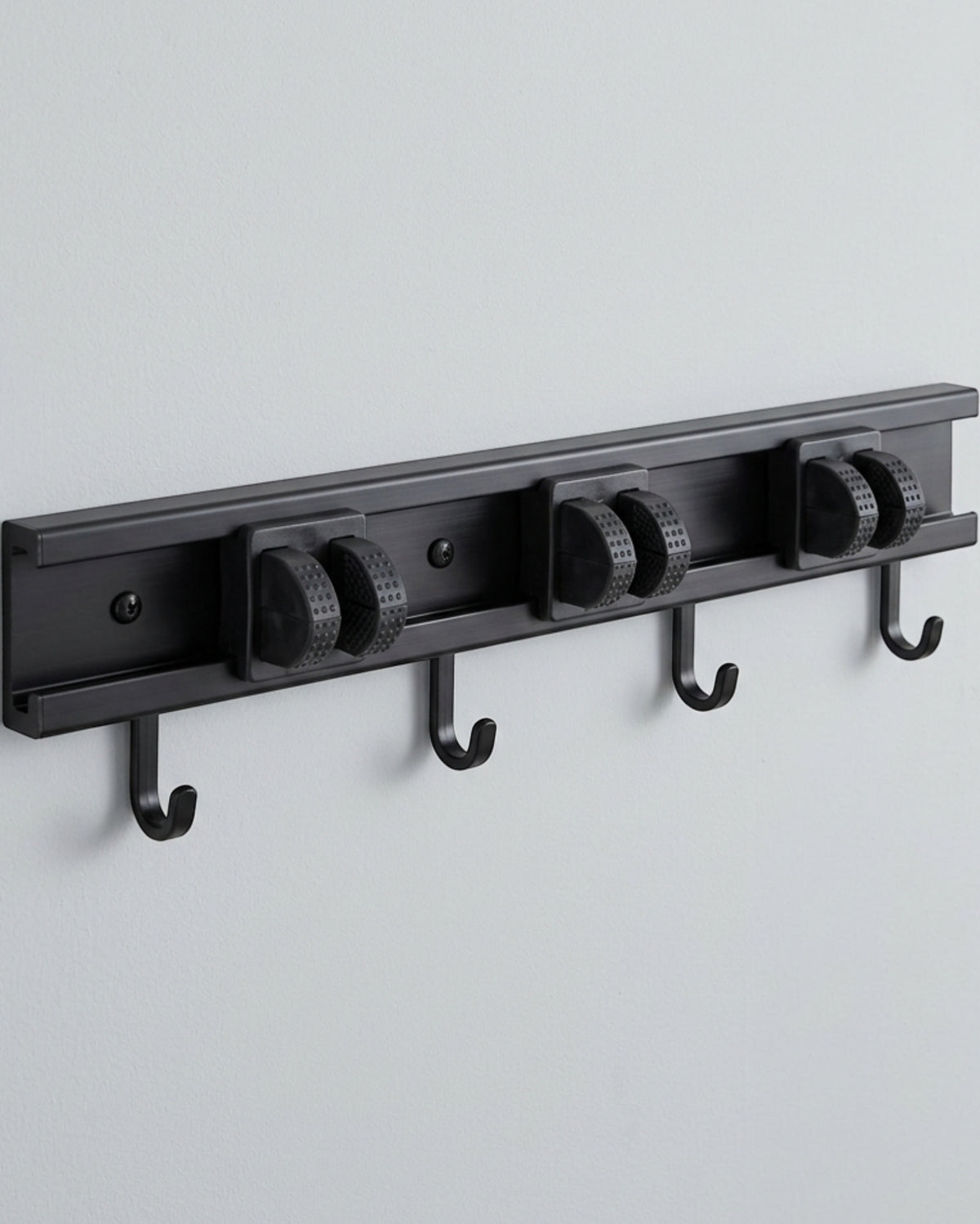 Vurda Aluminum Slide Rail Three Grips Four Hooks Matte Black 42 cm - Lifestyle view